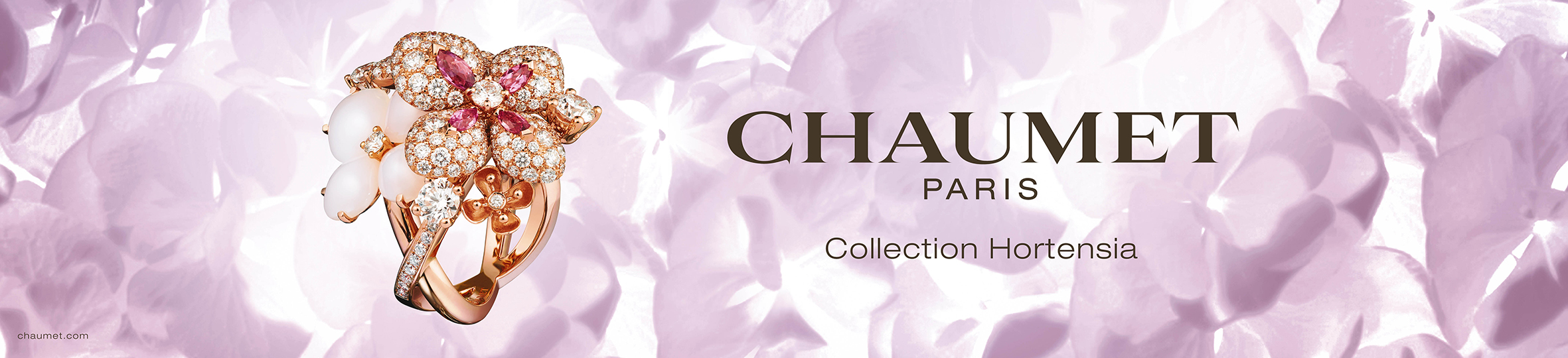 Publicité Chaumet Paris - Bague collection Hortensia- fond fleuris et bague avec des pierres précieuses formant deux fleurs