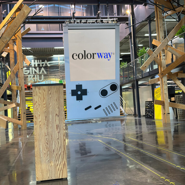 Logo Colorway à la Plaine Image (Lille). Le logo est dans une gameboy géante blanche