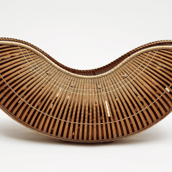 Oeuvre de la galerie Mingei représentant un demi oval tressé