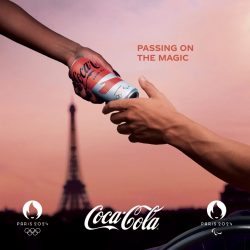 Publicité Coca Cola pour les J.O représentant deux mains, l'une transmettant un Coca à l'autre dans le cadre des paralympiques de paris, le coca est transmis comme la flamme olympique